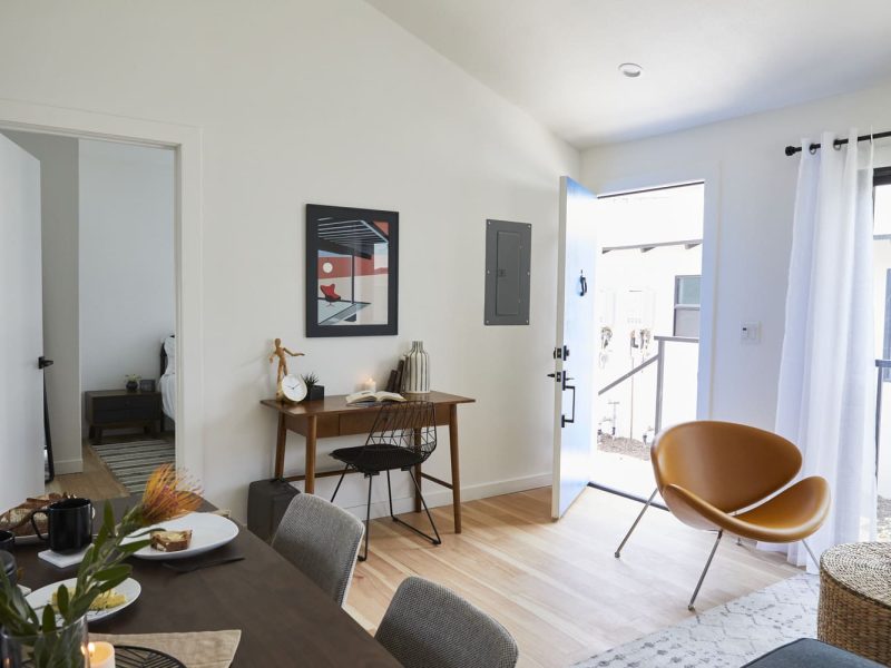 Node Living Los Angeles - Furnished Apartment 910 3Q Everett - Living Room-4