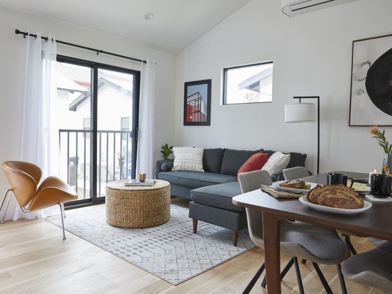 Node Living Los Angeles - Furnished Apartment 910 3Q Everett - Living Room-8