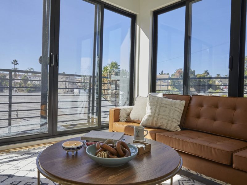 Node Living Los Angeles - Furnished Apartment 914 Everett 3BED - Living Room-2