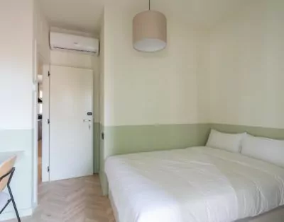 Double Bedroom with Gallery and Shared Bathroom